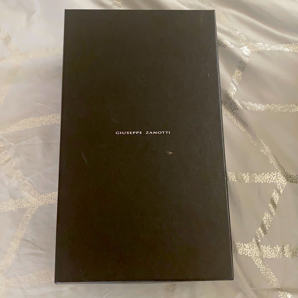 Giuseppe zanotti shoes box